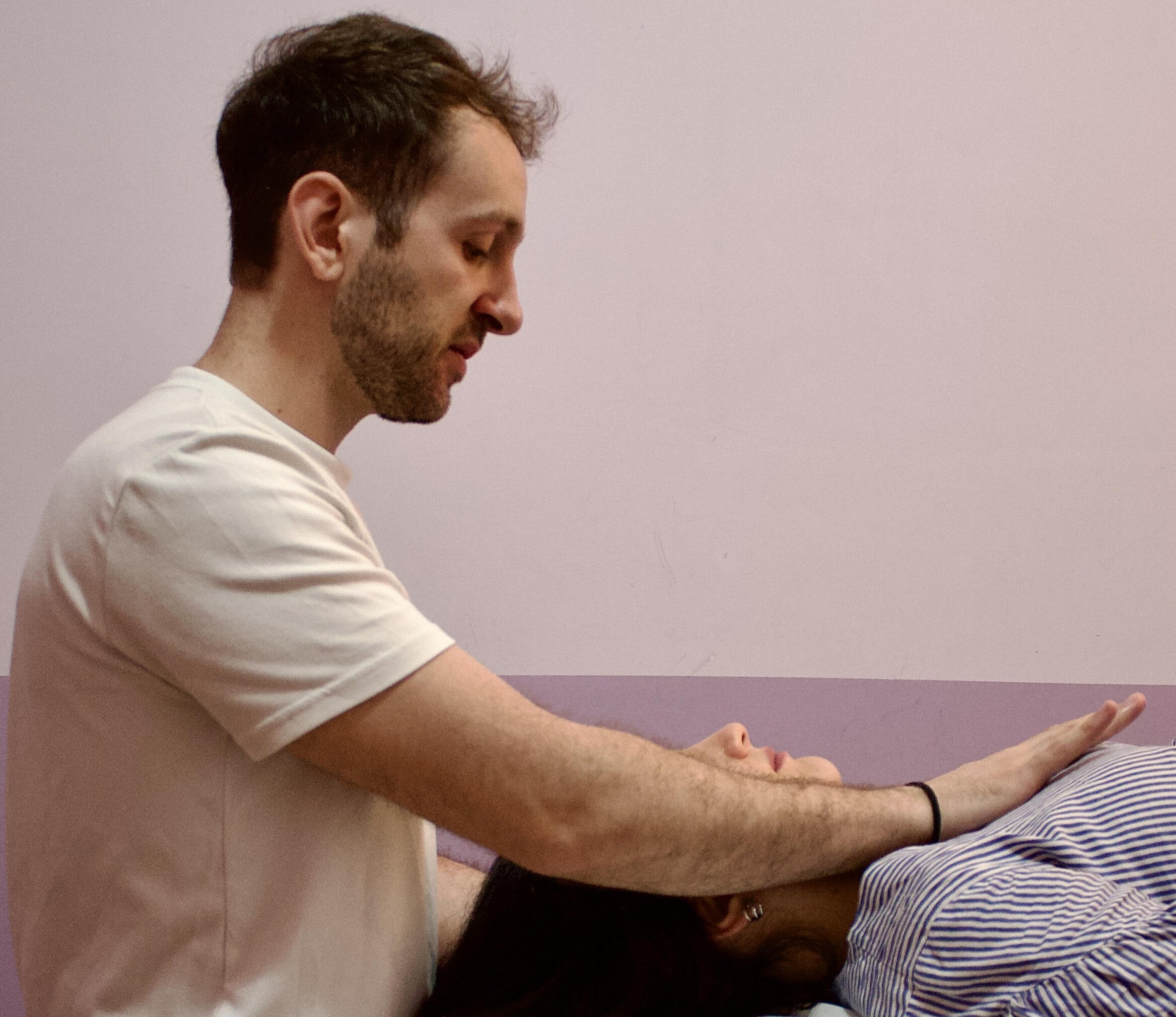 Tecniche delicate per sciogliere le tensioni e liberare il sistema nervoso.